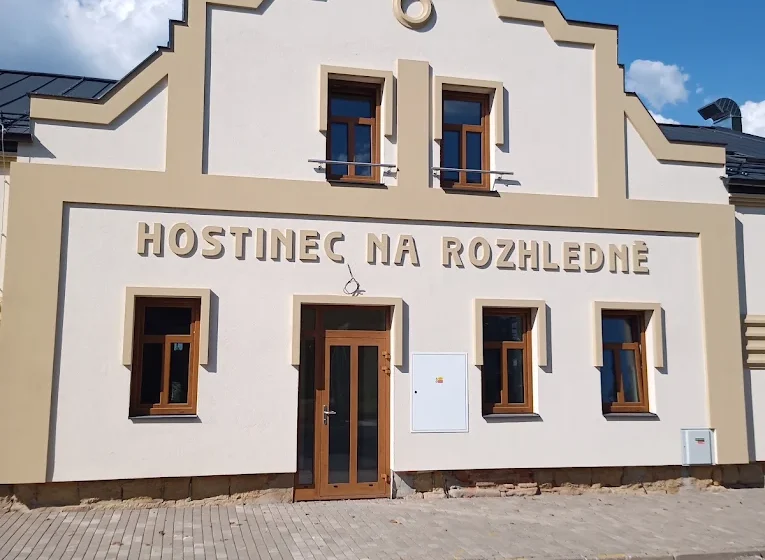 Hostinec Na Rozhledně za slunečného dne