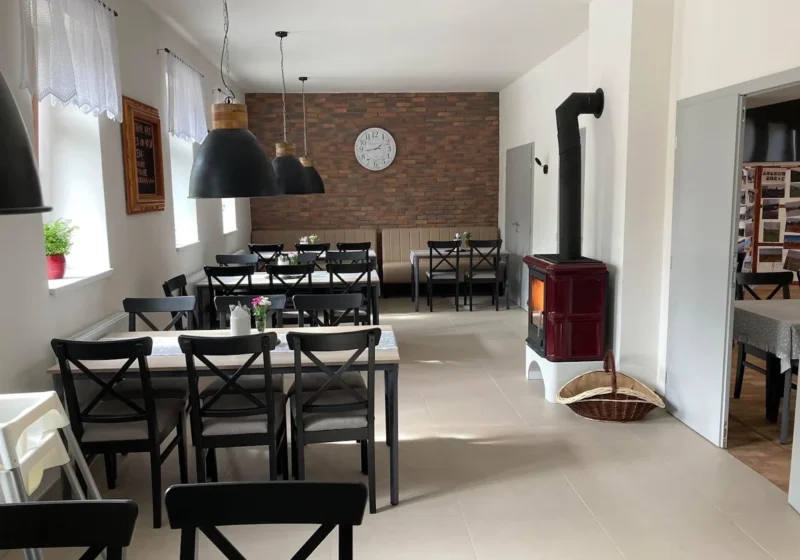 Interiér hlavní restaurace s kamny